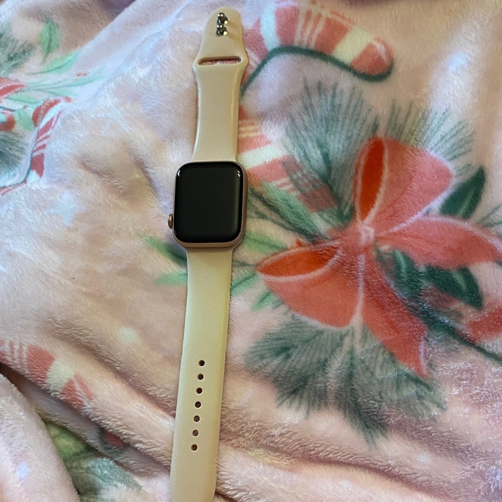 Apple Smartwatch with Elegant light pink/cream Band